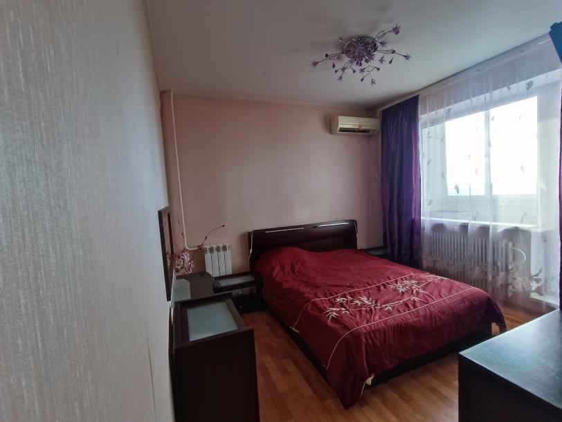 Квартира, 3-кімн., Харьков, Рогань жилмассив, Зубарева