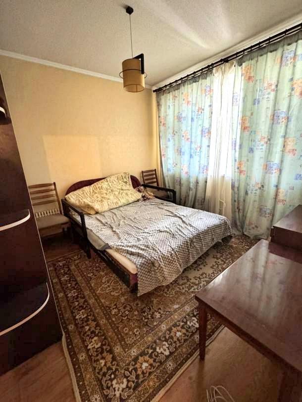 Квартира, 3-кімн., Харьков, Рогань жилмассив, Зубарева