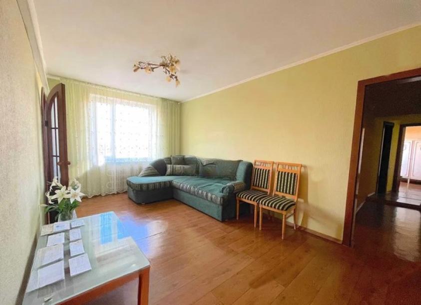 Квартира, 4-кімн., Харьков, 522м/р, Непокоренных (Героев Труда)