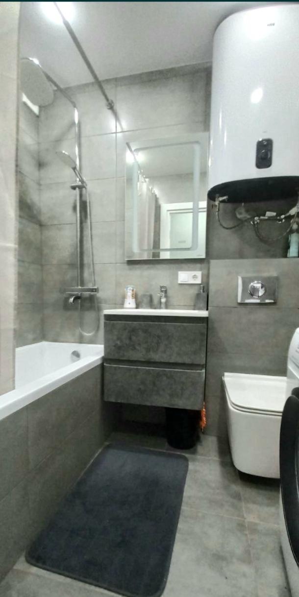 Квартира, 2-кімн., Харьков, 607м/р, Тракторостроителей просп.