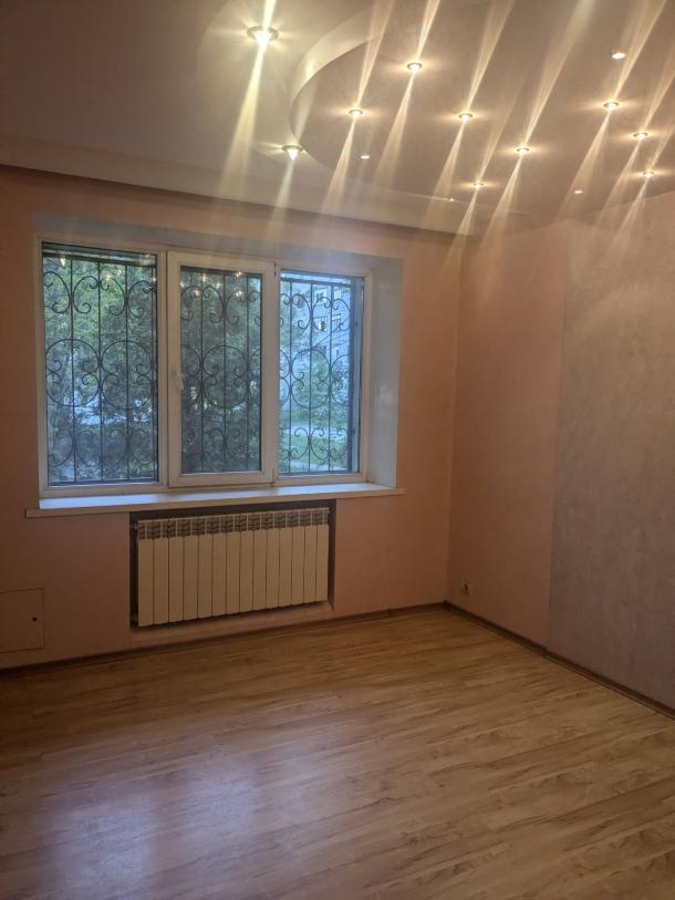 Квартира, 3-кімн., Харьков, ХТЗ, Александровский пр.