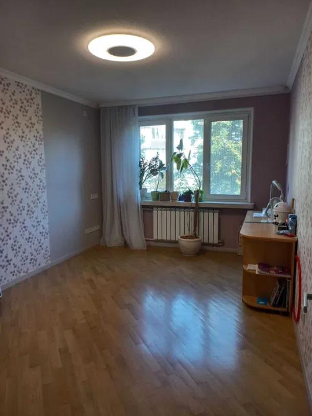 Квартира, 3-кімн., Харьков, Гагарина метро , Аэрокосмический просп. (Гагарина проспект)