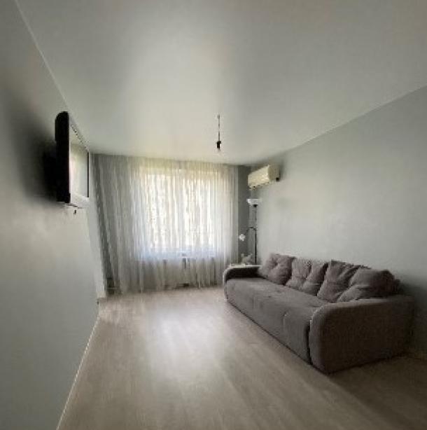 Квартира, 3-кімн., Харьков, 607м/р, Непокоренных (Героев Труда)