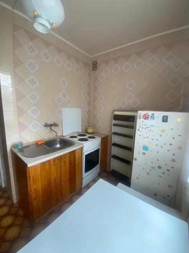 Квартира, 3-кімн., Харьков, Рогань жилмассив, Зубарева