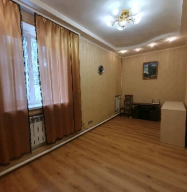 Квартира, 3-кімн., Харьков, Залютино