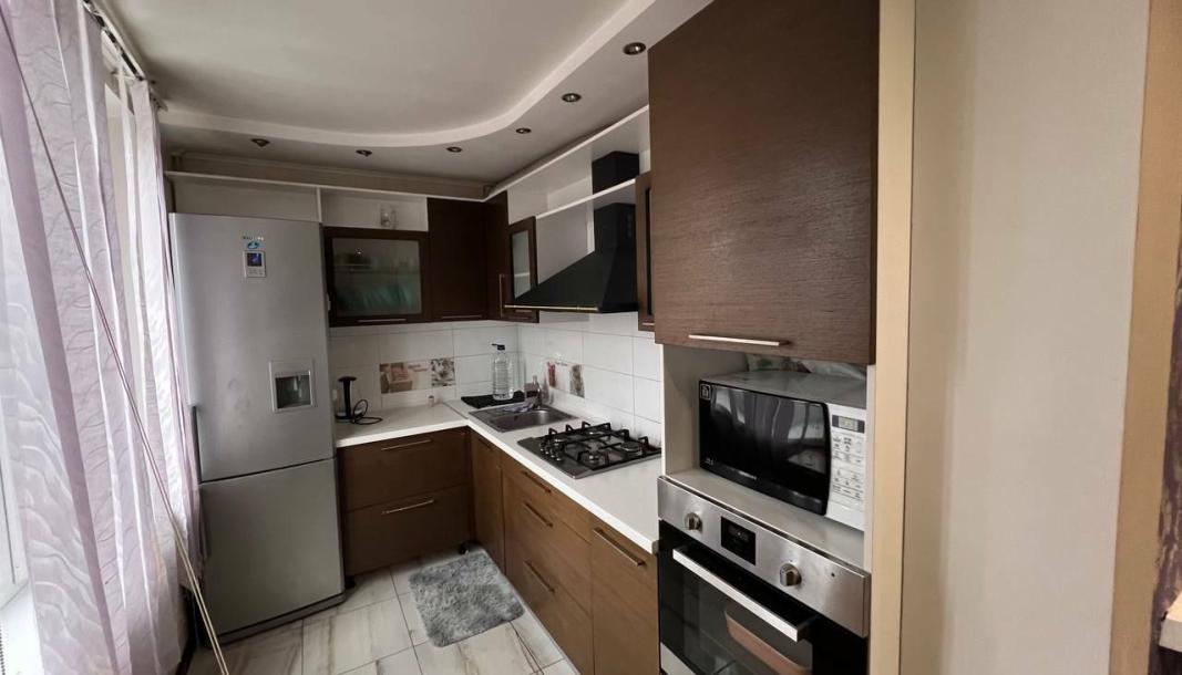 Квартира, 3-кімн., Харьков, 606м/р, Непокоренных (Героев Труда)