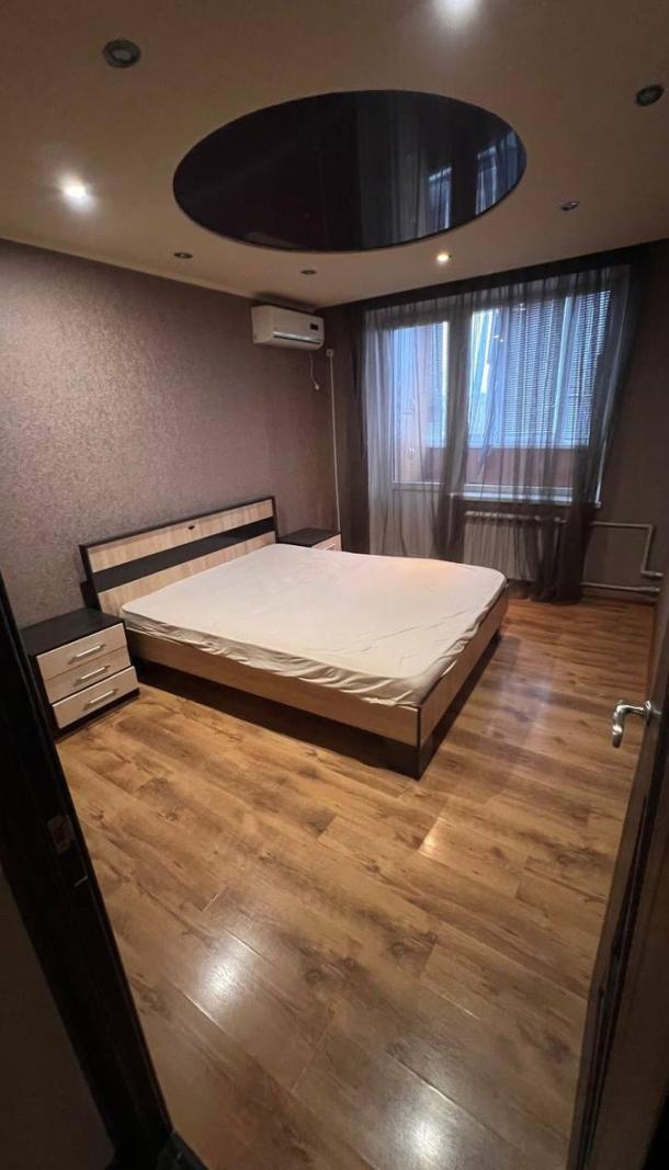 Квартира, 3-кімн., Харьков, 606м/р, Непокоренных (Героев Труда)