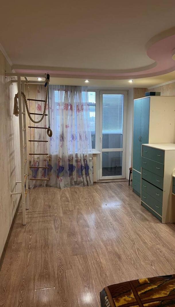 Квартира, 3-кімн., Харьков, 606м/р, Непокоренных (Героев Труда)