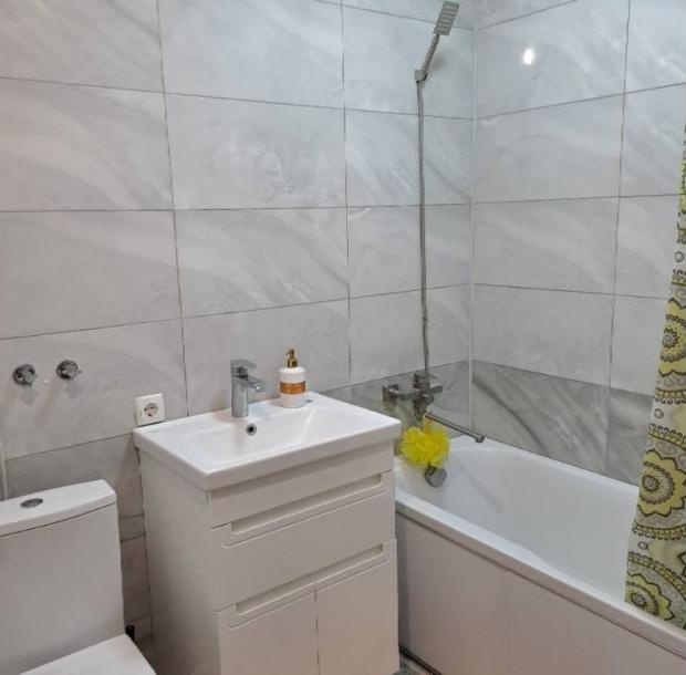 Квартира, 3-кімн., Харьков, 607м/р, Непокоренных (Героев Труда)
