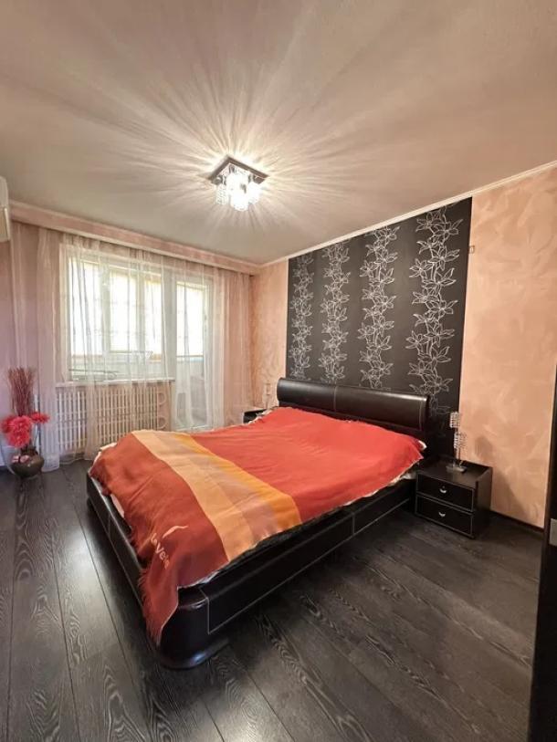 Квартира, 3-кімн., Харьков, Рогань жилмассив, Луи Пастера