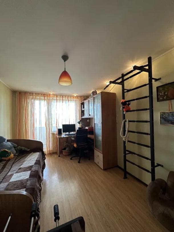 Квартира, 3-кімн., Харьков, Рогань жилмассив, Луи Пастера