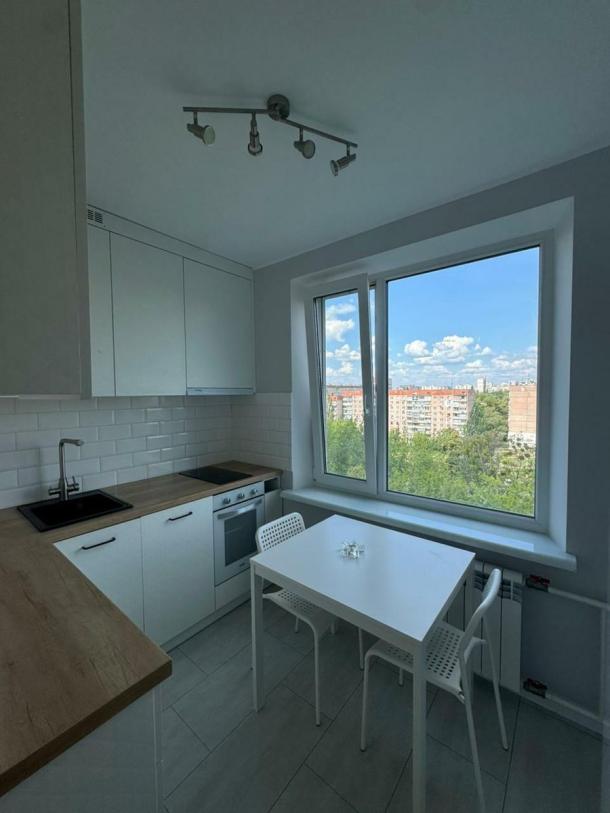 Квартира, 3-кімн., Харьков, 608м/р, Непокоренных (Героев Труда)