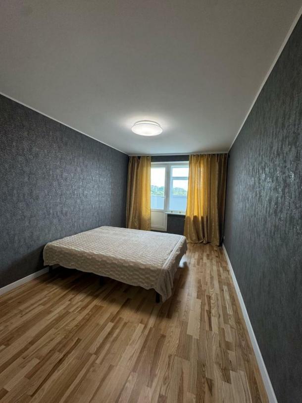 Квартира, 3-кімн., Харьков, 608м/р, Непокоренных (Героев Труда)