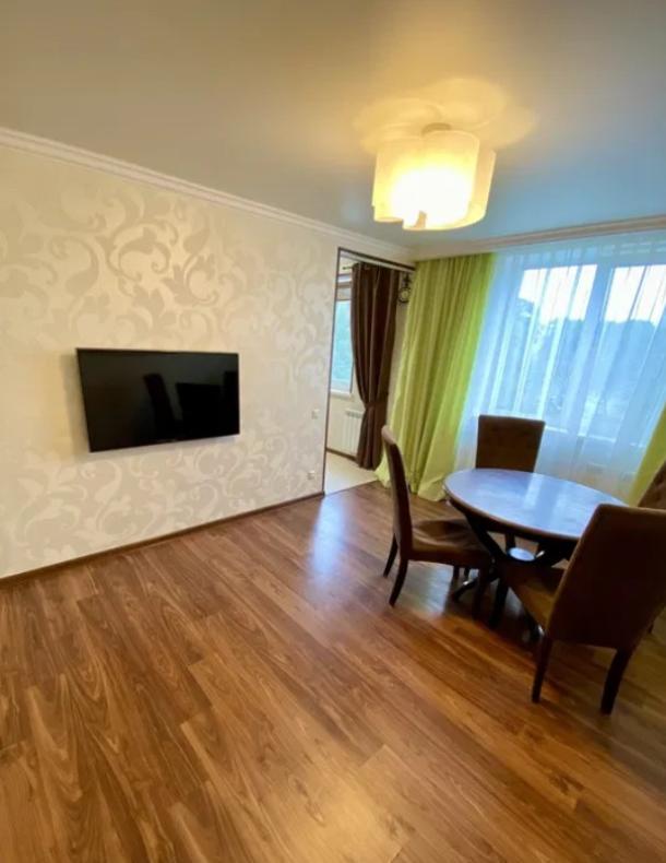 Квартира, 3-кімн., Харьков, 606м/р, Тракторостроителей просп.