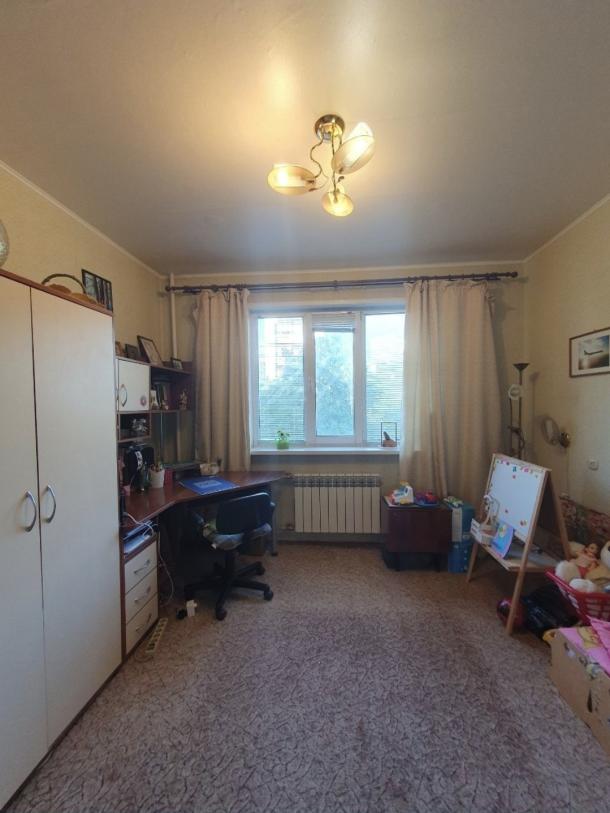 Квартира, 4-кімн., Харьков, 522м/р, Непокоренных (Героев Труда)