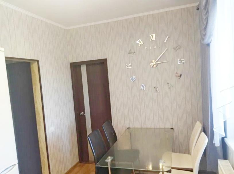 Квартира, 2-кімн., Чугуев, Чугуевский район, Леонова