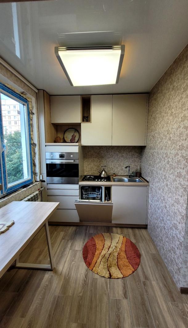 Квартира, 3-кімн., Харьков, 522м/р, Непокоренных (Героев Труда)