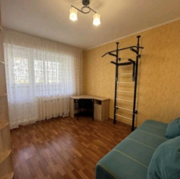 Квартира, 3-кімн., Харьков, Песочин, Молодежная