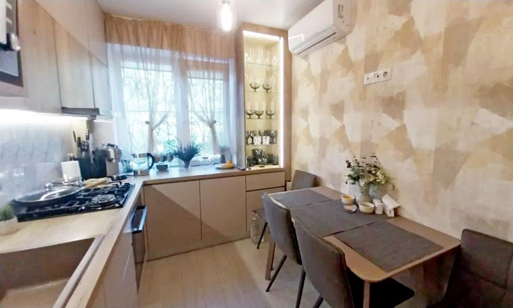 Квартира, 3-кімн., Харьков, 606м/р, Непокоренных (Героев Труда)
