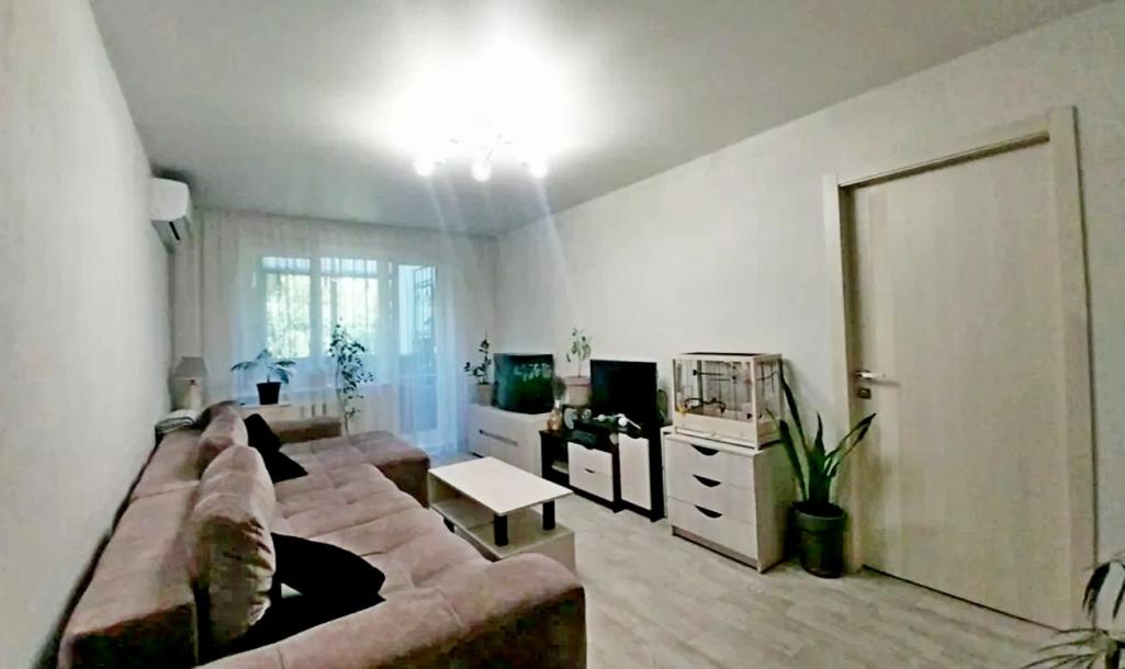 Квартира, 3-кімн., Харьков, 606м/р, Непокоренных (Героев Труда)