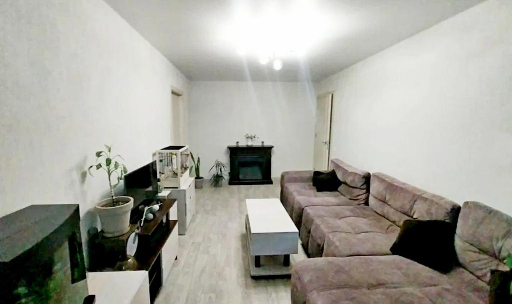 Квартира, 3-кімн., Харьков, 606м/р, Непокоренных (Героев Труда)