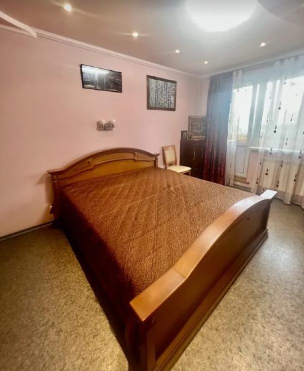 Квартира, 3-кімн., Харьков, 5 Северная Салтовка, Метростроителей
