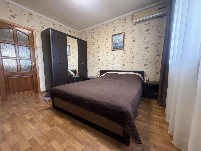 Квартира, 4-кімн., Харьков, Рогань жилмассив, Зубарева