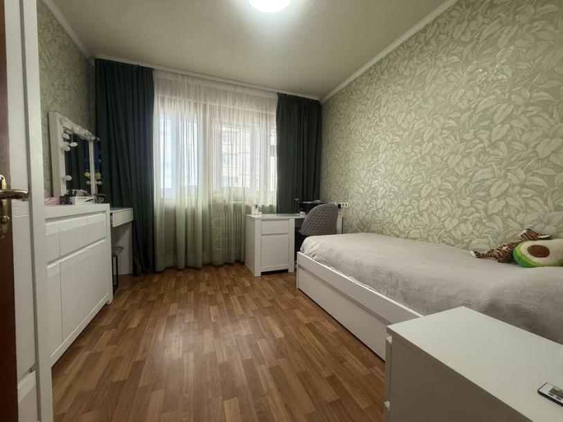 Квартира, 4-кімн., Харьков, Рогань жилмассив, Зубарева