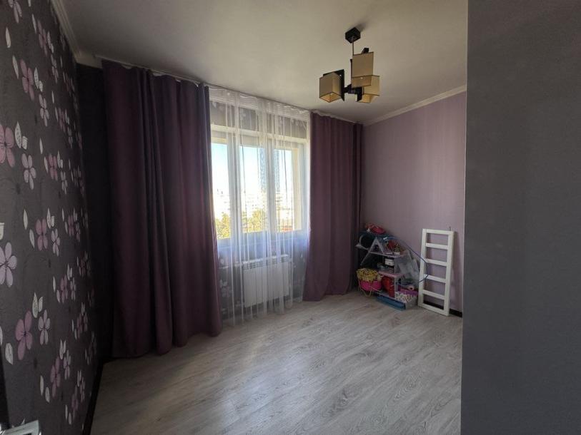 Квартира, 3-кімн., Харьков, 533м/р, Непокоренных (Героев Труда)