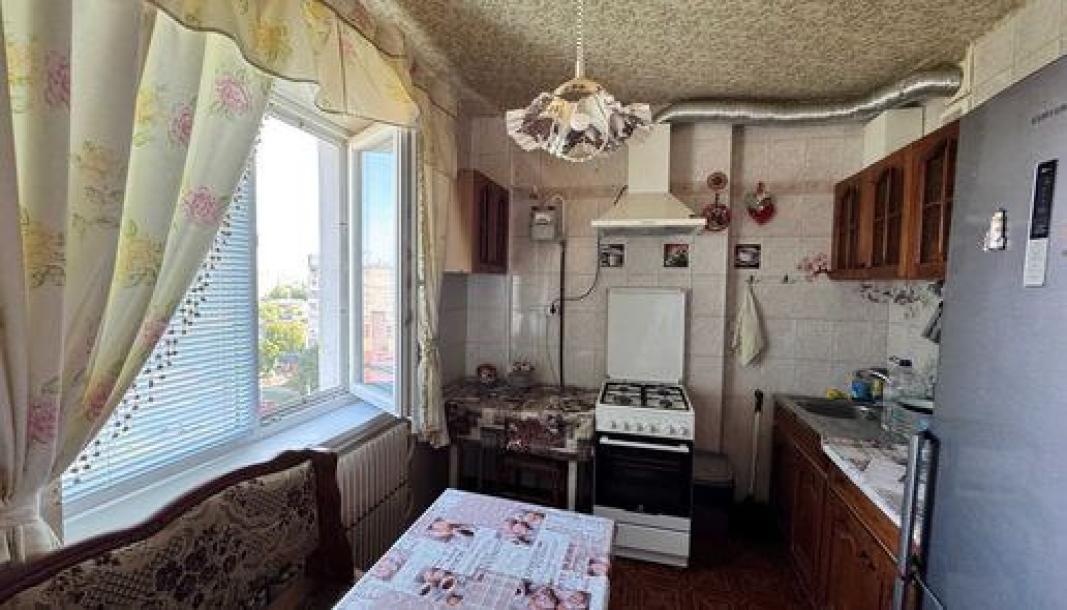 Квартира, 3-кімн., Чугуев, Чугуевский район, Харьковская