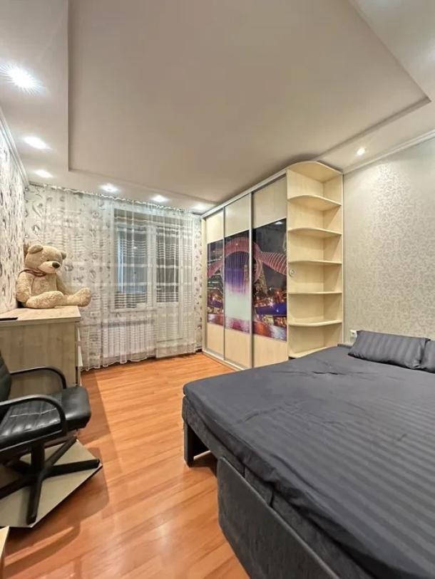 Квартира, 3-кімн., Харьков, Восточный, Михаила Комарова (Тархова)