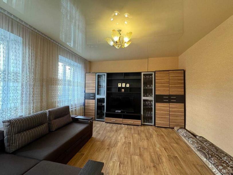 Квартира, 3-кімн., Чугуев, Чугуевский район