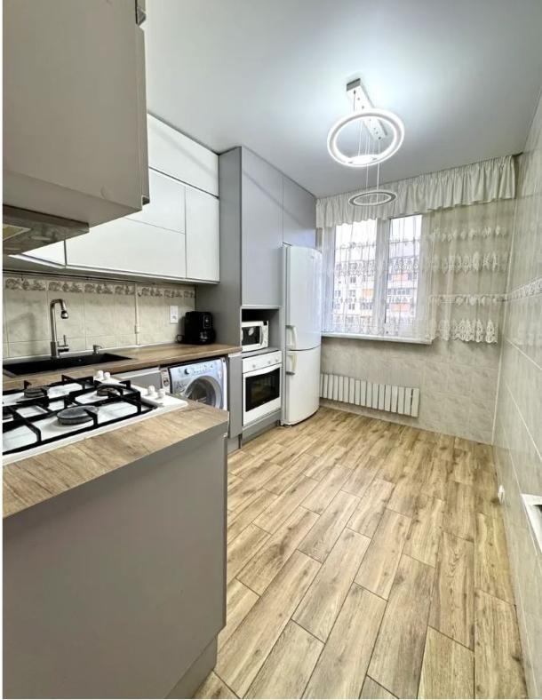 Квартира, 3-кімн., Харьков, 5 Северная Салтовка, Метростроителей