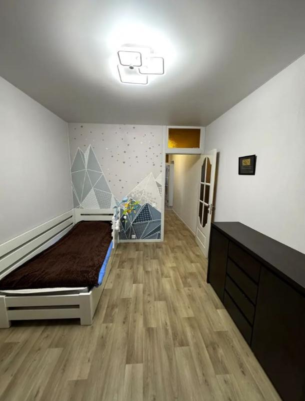 Квартира, 3-кімн., Харьков, 5 Северная Салтовка, Метростроителей