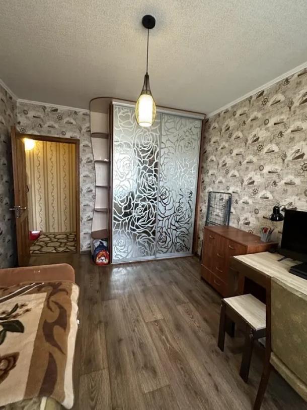 Квартира, 3-кімн., Харьков, Рогань жилмассив, Роганская