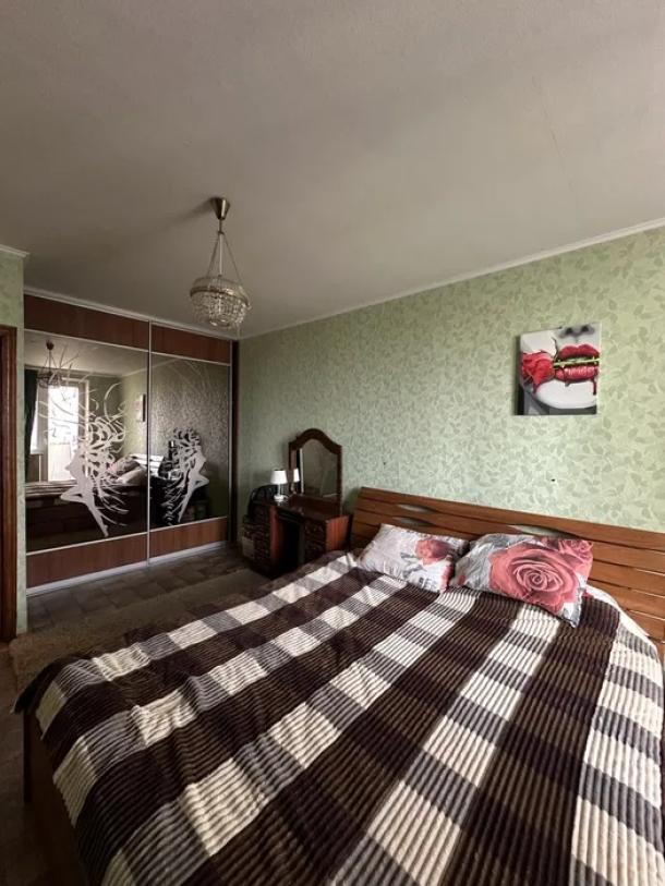 Квартира, 3-кімн., Харьков, Рогань жилмассив, Роганская