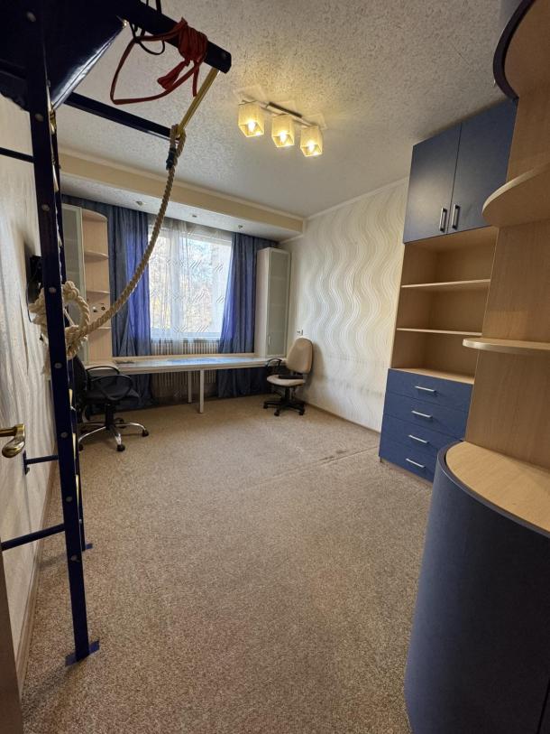 Квартира, 3-кімн., Харьков, Рогань жилмассив, 92-й бригады (Грицевца)