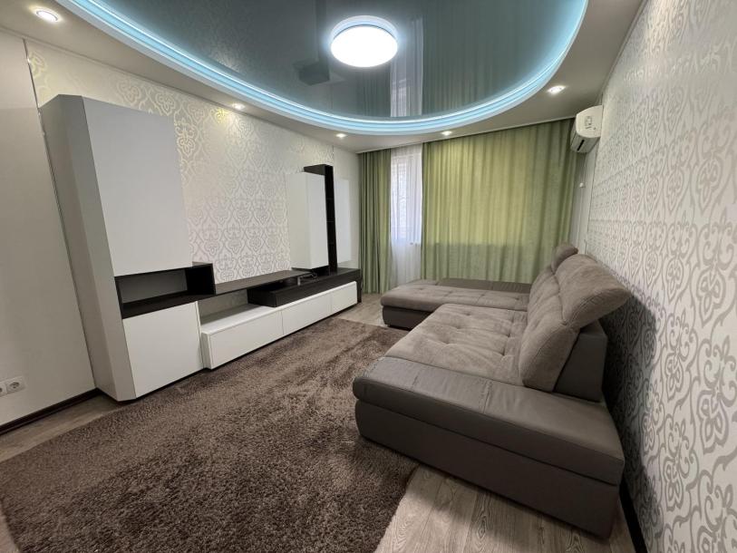 Квартира, 3-кімн., Харьков, Рогань жилмассив, 92-й бригады (Грицевца)