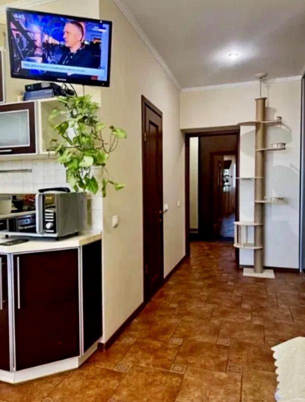 Квартира, 3-кімн., Харьков, Завод Малышева метро, Героев Харькова пр-т