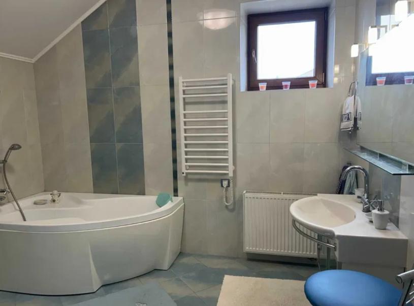 Дом, 5-кімн., Харьков, Павлово Поле